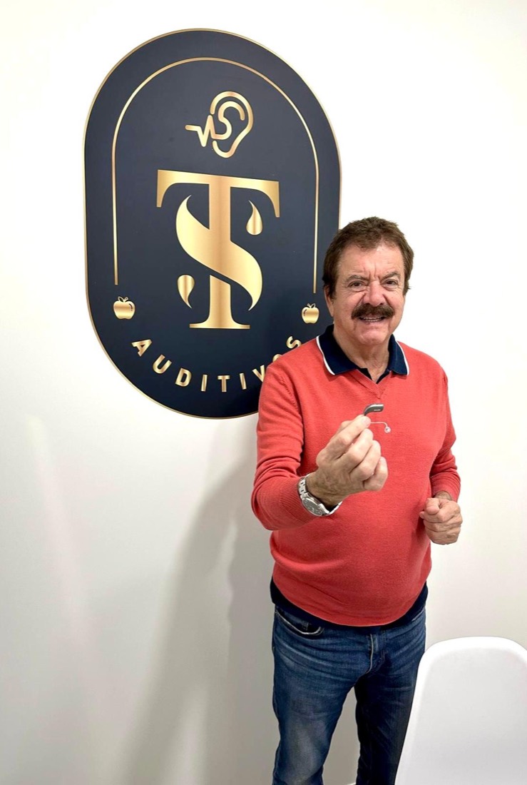 Quim Barreiros no espaço da T&S Auditivos