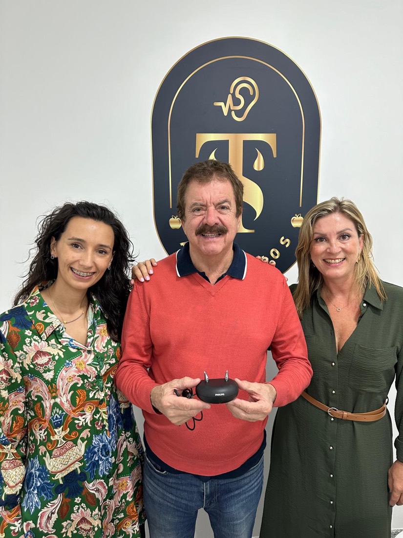 Quim Barreiros com a equipa da T&S Auditivos