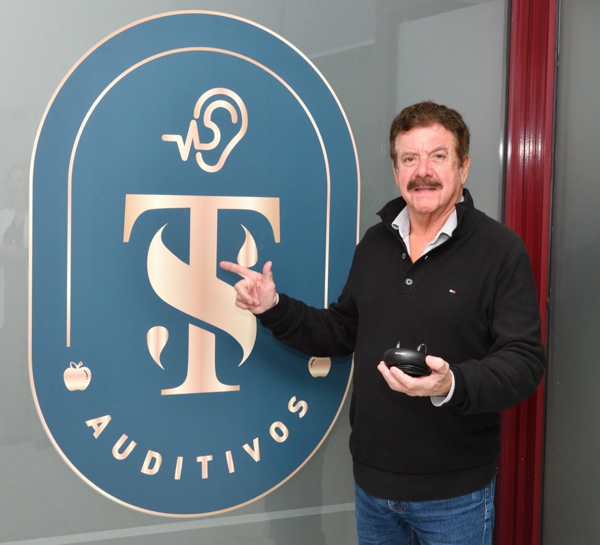 Quim Barreiros junto ao logótipo da T&S Auditivos, em Vila Verde