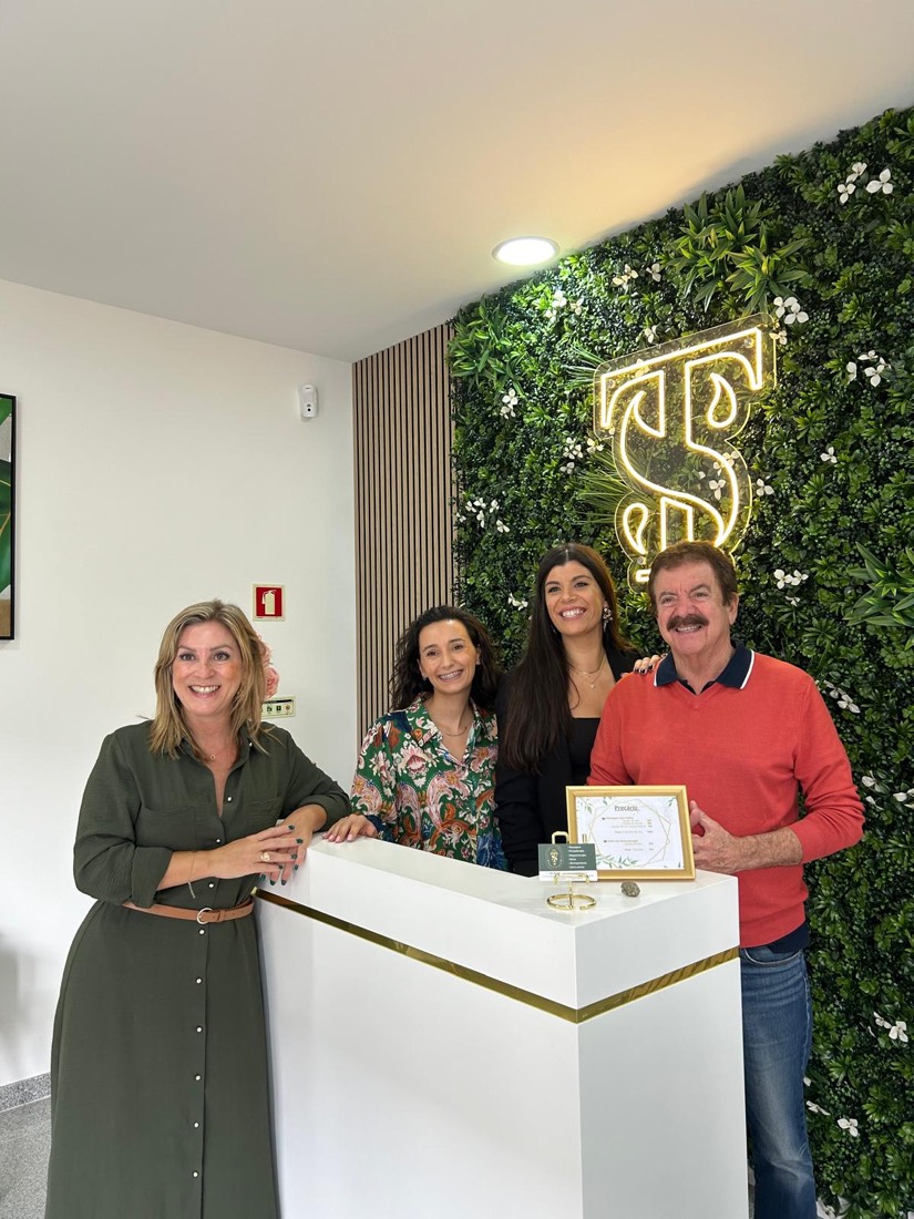 A equipa da T&S Auditivos na receção, com um cliente