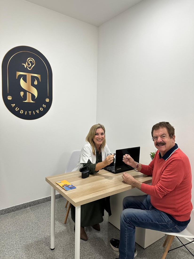 Sala da T&S Auditivos onde se faz o teste auditivo, com um cliente